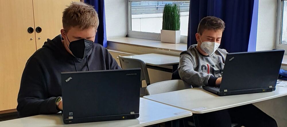 Schüler der Hauptschule Stadtpark testen die neuen Laptops von GAH Alberts.