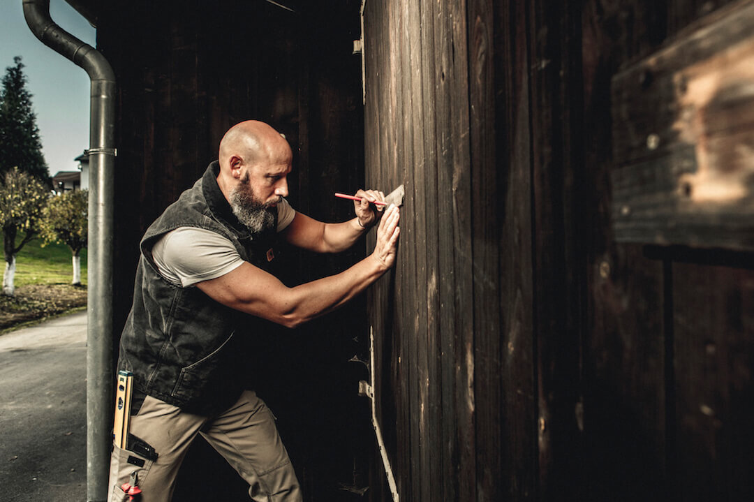Handwerker zeichnet an